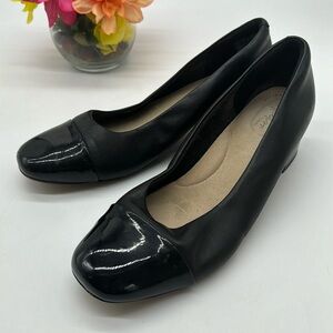 Clark's Collection Black Patent Cap Toe Leather Low Heels Size 11 BHE6695C